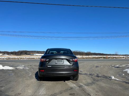 Used 2017 Toyota Yaris iA image 9