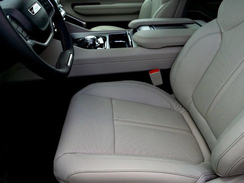 New 2026 Jeep Grand Wagoneer L 2WD image 10
