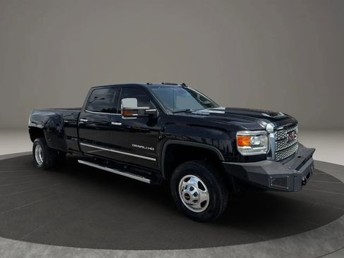 Used 2018 GMC Sierra 3500 Denali w/ Duramax Plus Package image 2