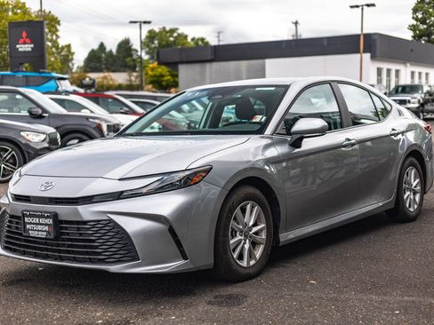 Used 2025 Toyota Camry LE FWD image 4