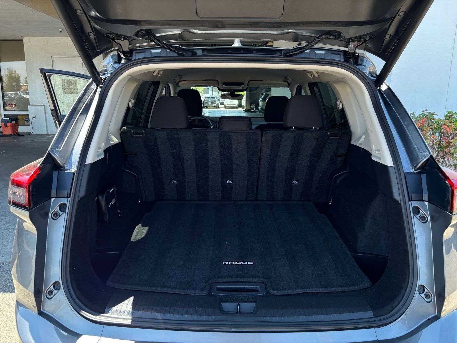 Used 2025 Nissan Rogue SV FWD image 32