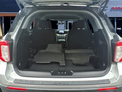 Used 2023 Ford Explorer XLT AWD/4WD image 6