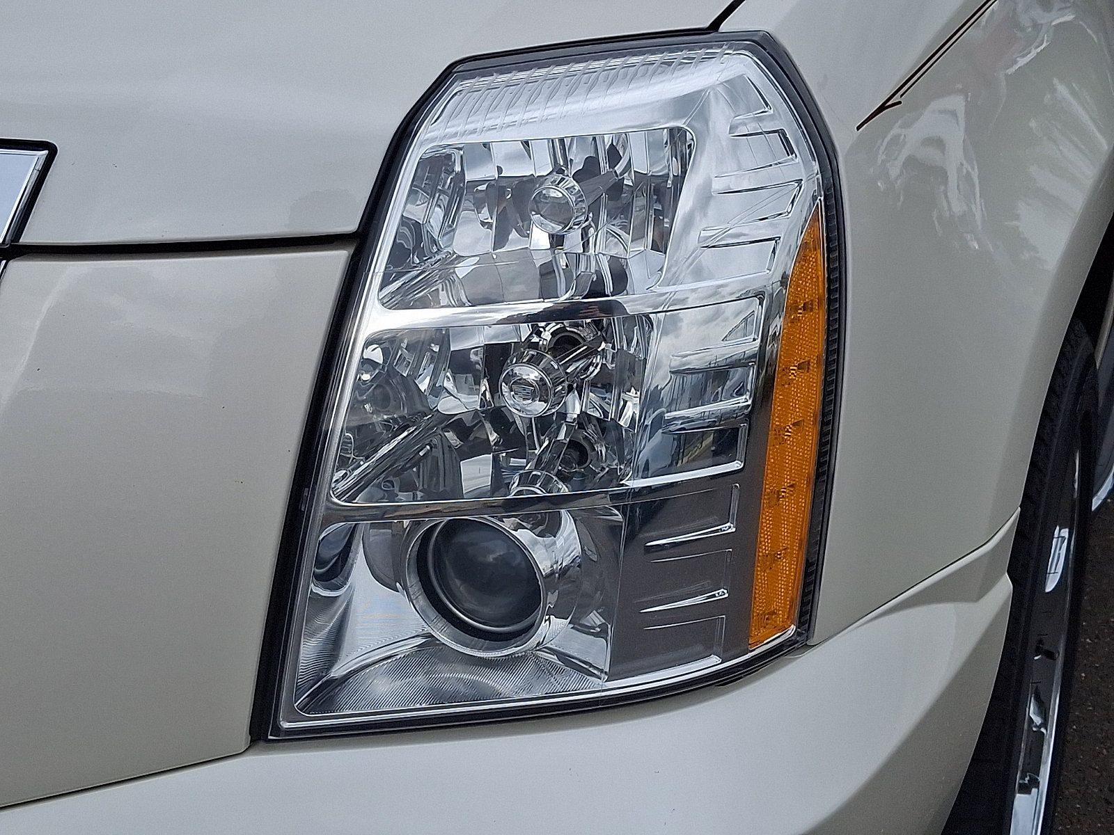 Used 2014 Cadillac Escalade Luxury AWD/4WD image 9
