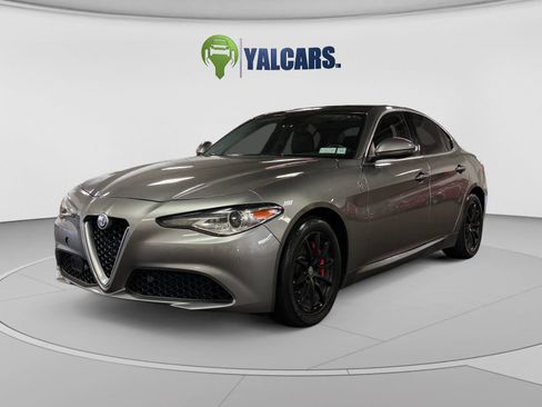 Used 2018 Alfa Romeo Giulia AWD image 1