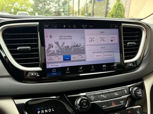 Used 2024 Chrysler Pacifica Touring-L FWD image 25