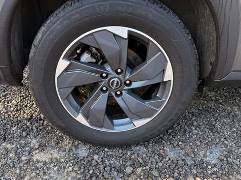 Used 2024 Nissan Rogue SV image 11