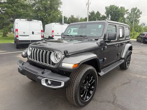 Used 2025 Jeep Wrangler Unlimited Sahara AWD/4WD image 8