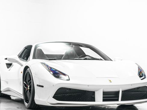 Used 2018 Ferrari 488 Spider RWD image 3