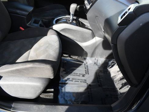 Used 2016 Nissan Rogue SV image 25