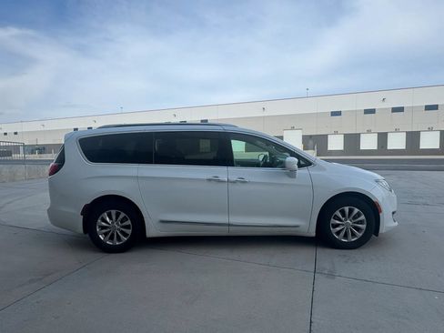 Used 2018 Chrysler Pacifica Touring-L FWD image 6