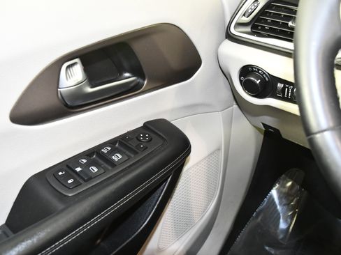 Used 2022 Chrysler Voyager LX image 32