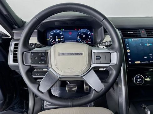 Used 2024 Land Rover Discovery Metropolitan Edition image 12