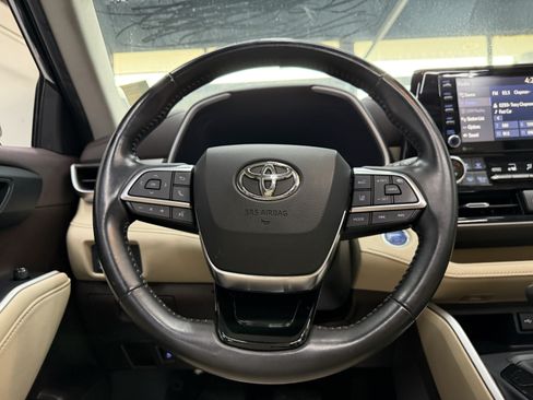 Used 2021 Toyota Highlander XLE AWD/4WD image 13