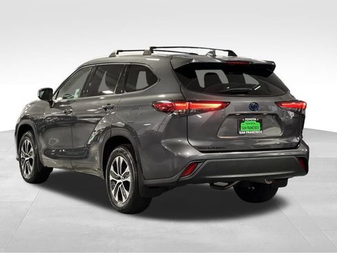 Certified 2022 Toyota Highlander XLE image 3