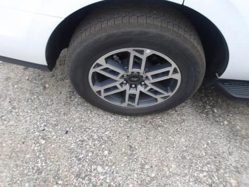 Used 2025 Ford Expedition Active AWD/4WD image 5