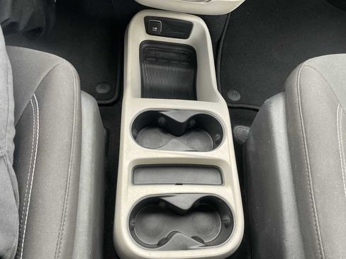 Used 2022 Chrysler Voyager LX image 21