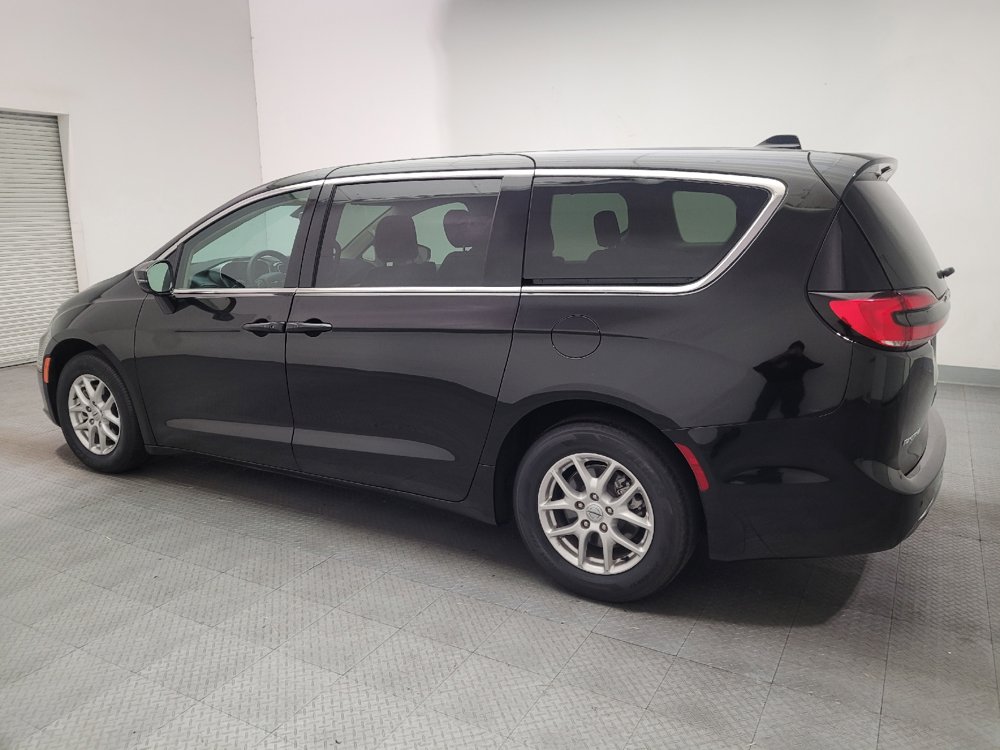 Used 2024 Chrysler Pacifica Touring-L FWD image 3