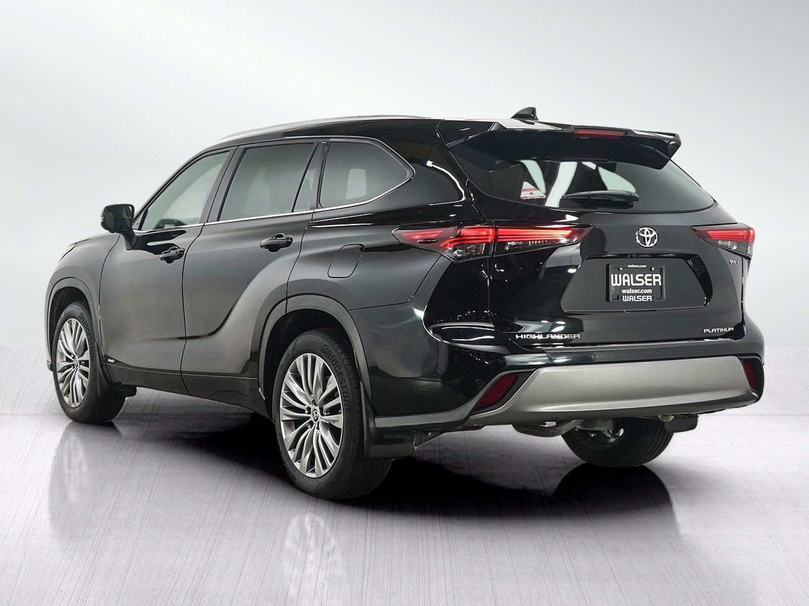 Used 2025 Toyota Highlander Platinum AWD/4WD image 3