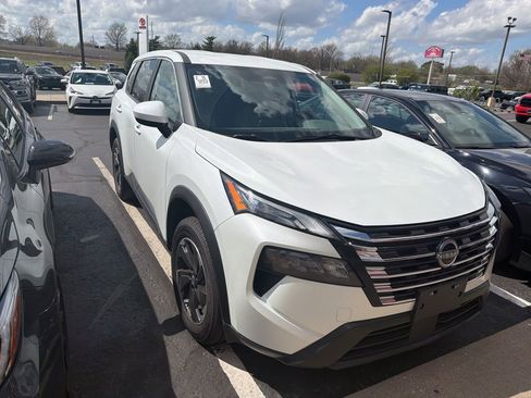 Used 2025 Nissan Rogue SV image 2