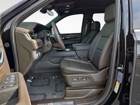 Used 2024 GMC Yukon Denali w/ Advanced Technology Package AWD/4WD image 16