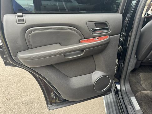 Used 2012 Cadillac Escalade AWD image 18