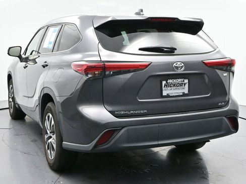 Used 2022 Toyota Highlander XLE FWD image 6