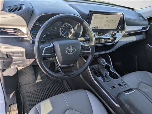 Used 2023 Toyota Highlander Bronze Edition AWD/4WD image 10