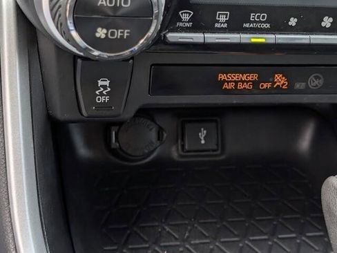 Used 2021 Toyota RAV4 XLE image 22