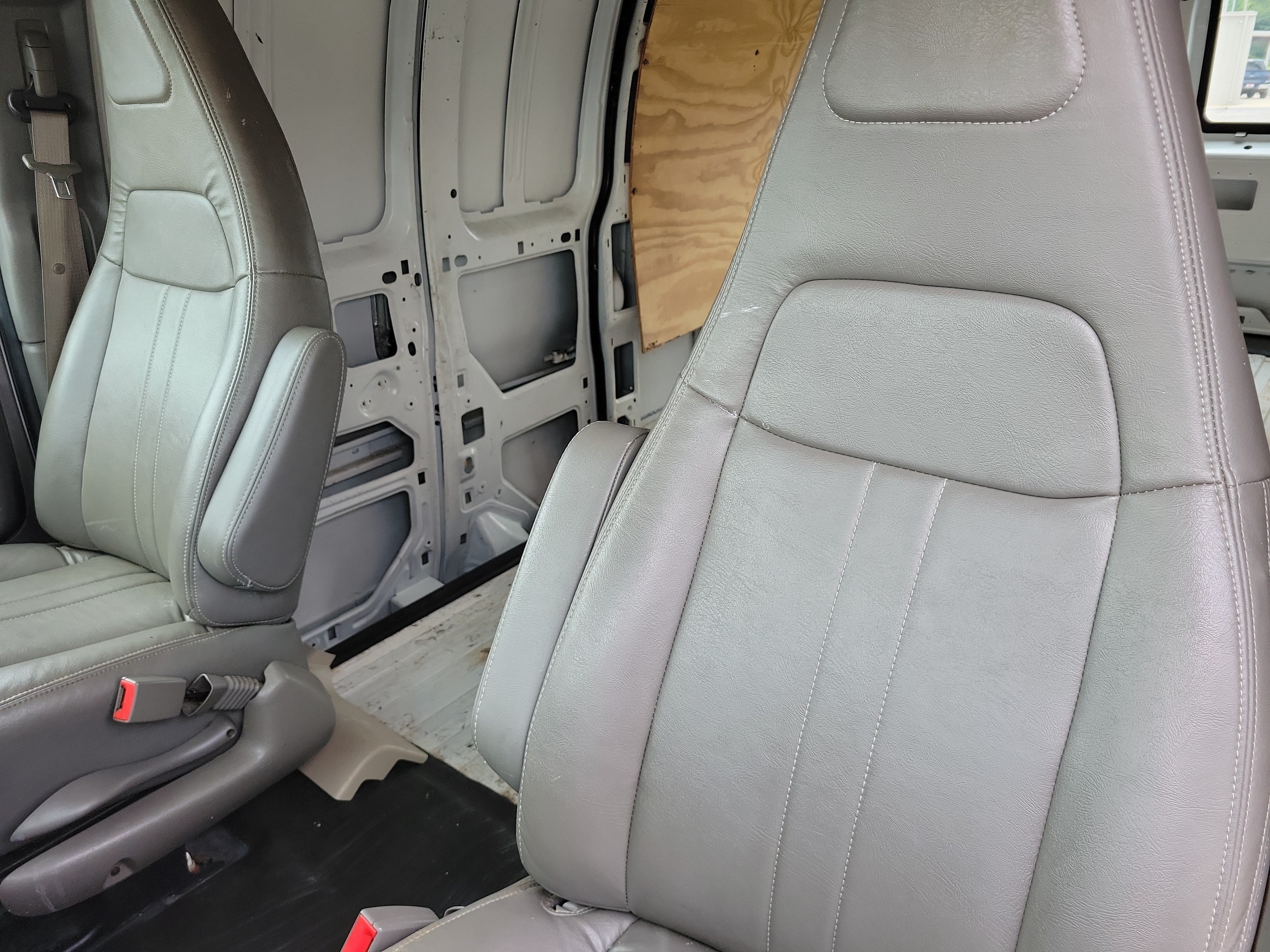 Used 2018 Chevrolet Express 2500 Extended RWD image 16