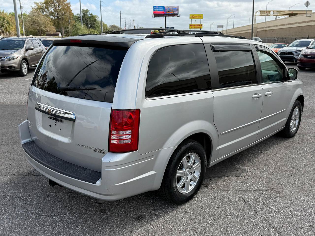Used 2010 Chrysler Town & Country Touring FWD image 8