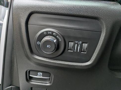 Used 2023 Jeep Grand Cherokee Overland w/ Luxury Tech Group IV AWD/4WD image 33