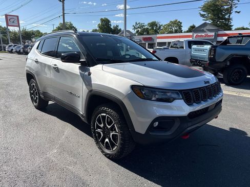 Used 2025 Jeep Compass Trailhawk AWD/4WD image 4