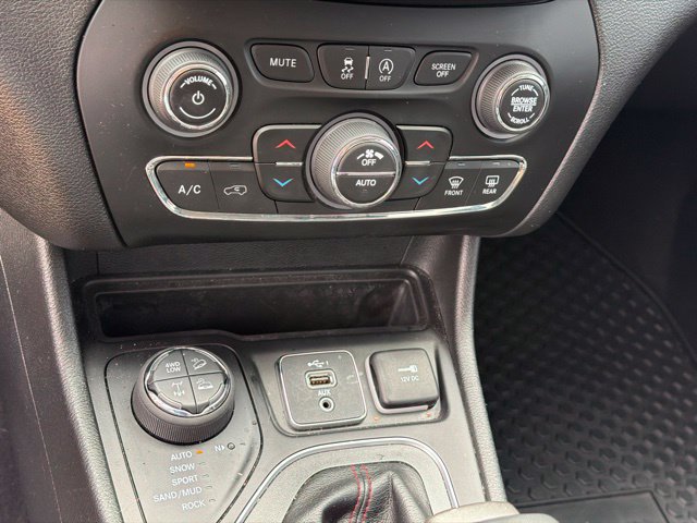 Used 2021 Jeep Cherokee Trailhawk AWD/4WD image 28