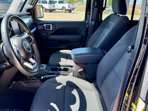 Used 2023 Jeep Gladiator Overland image 10