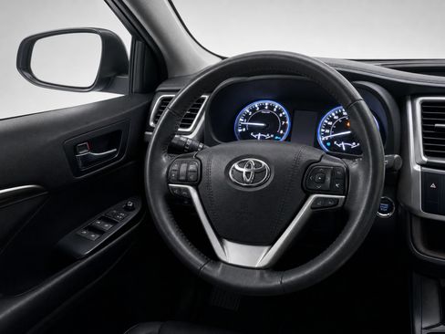 Used 2019 Toyota Highlander XLE FWD image 18
