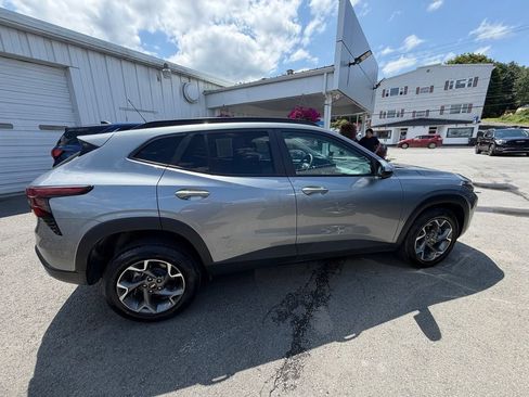 Used 2025 Chevrolet Trax LT FWD image 6