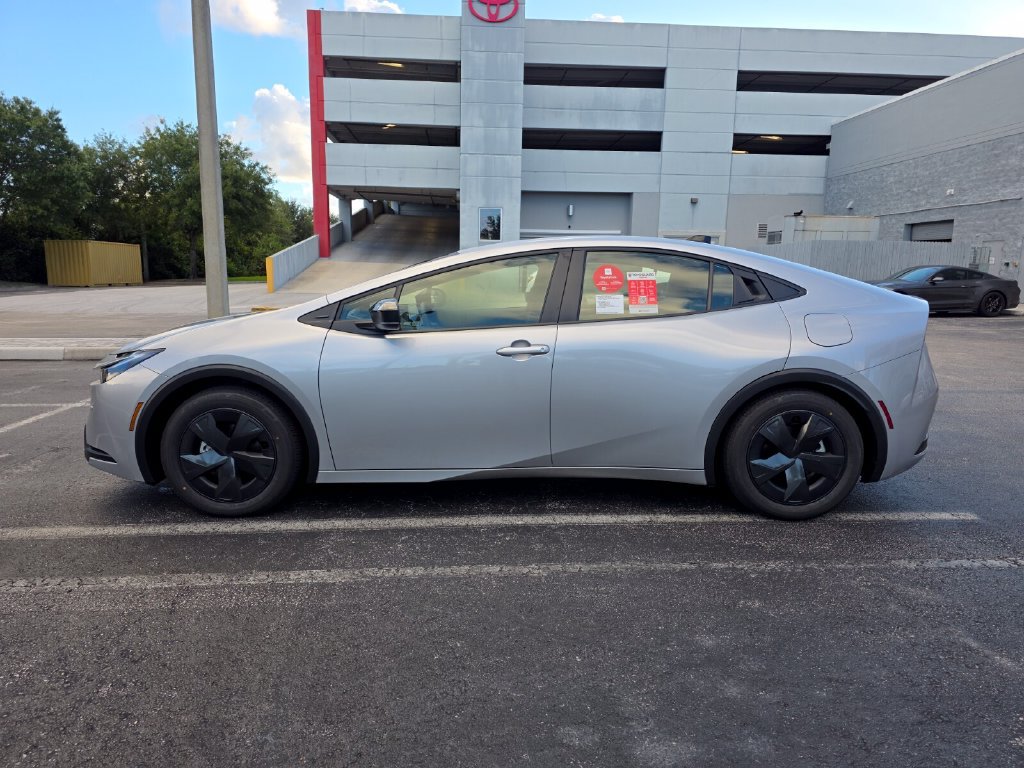 New 2027 Toyota Prius LE FWD image 8