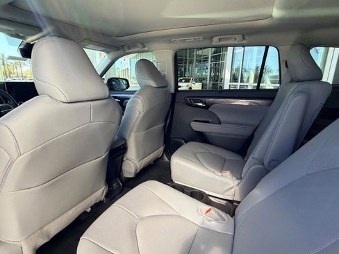 New 2026 Toyota Highlander Platinum image 11