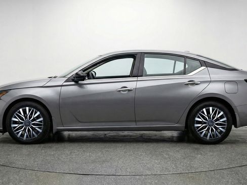 Used 2025 Nissan Altima 2.5 SV image 5