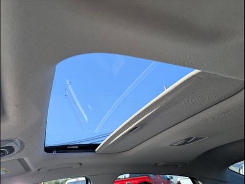 Used 2021 Hyundai Elantra Limited image 11