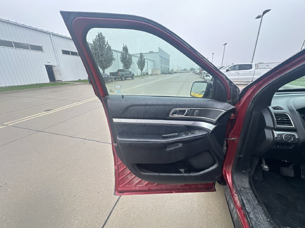 Used 2017 Ford Explorer XLT w/ Equipment Group 202A AWD/4WD image 22