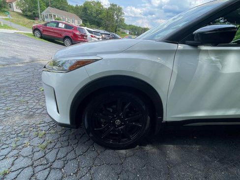 Used 2021 Nissan Kicks SR w/ SR Premium Package FWD image 2