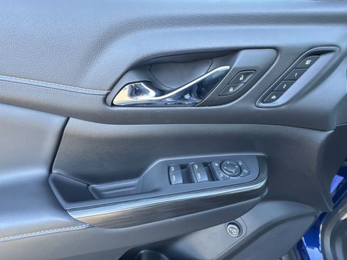 Used 2023 GMC Acadia SLT w/ Elevation Edition image 24