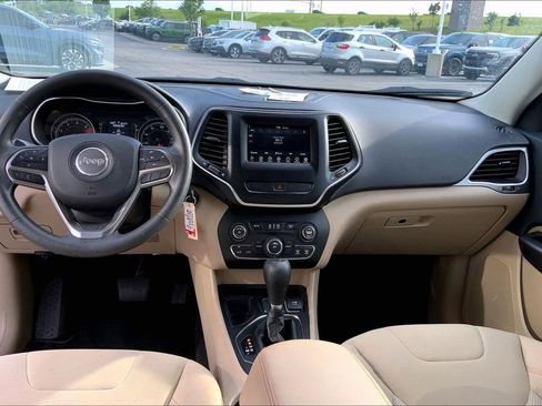 Used 2019 Jeep Cherokee Latitude w/ Popular Appearance Group FWD image 9