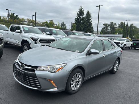 Used 2015 Toyota Camry LE FWD image 2
