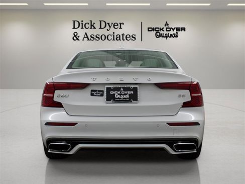 Certified 2022 Volvo S60 B5 Momentum w/ Premium Package image 3