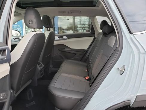 New 2026 Volkswagen Taos SE FWD image 8