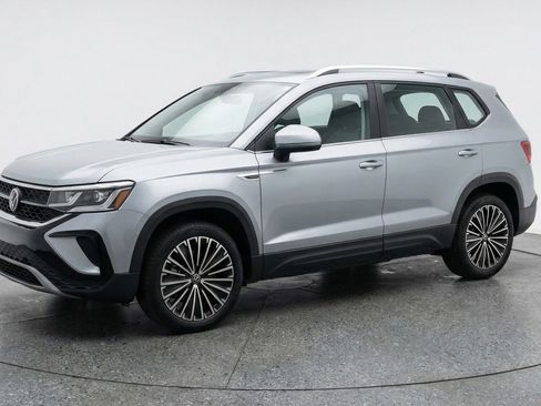 Used 2025 Volkswagen Taos SE image 3