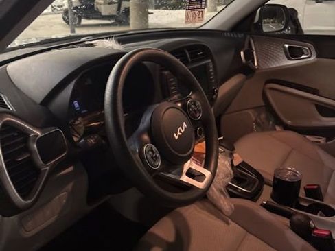 Used 2022 Kia Soul LX image 11