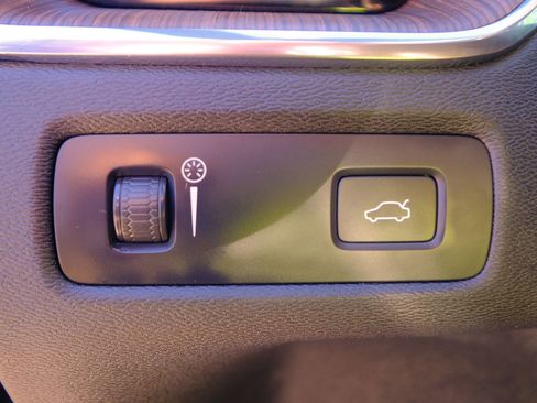 Used 2022 Volvo XC60 B5 Momentum image 36